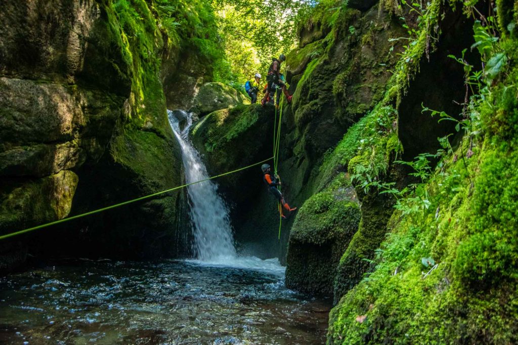 canyon rappel cascade eau corde