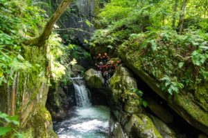 canyoning cascade vegetation moniteur